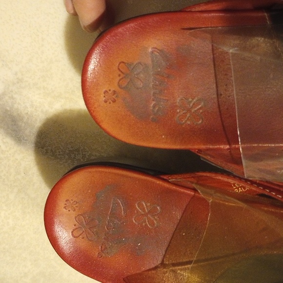 Clarks Leather Sandal - Picture 2 of 8